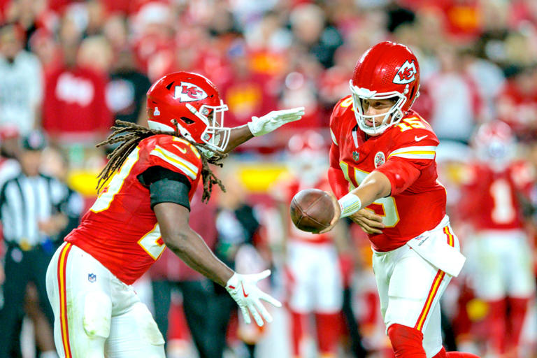 Expert Kareem Hunt projections: Should you buy low on him?